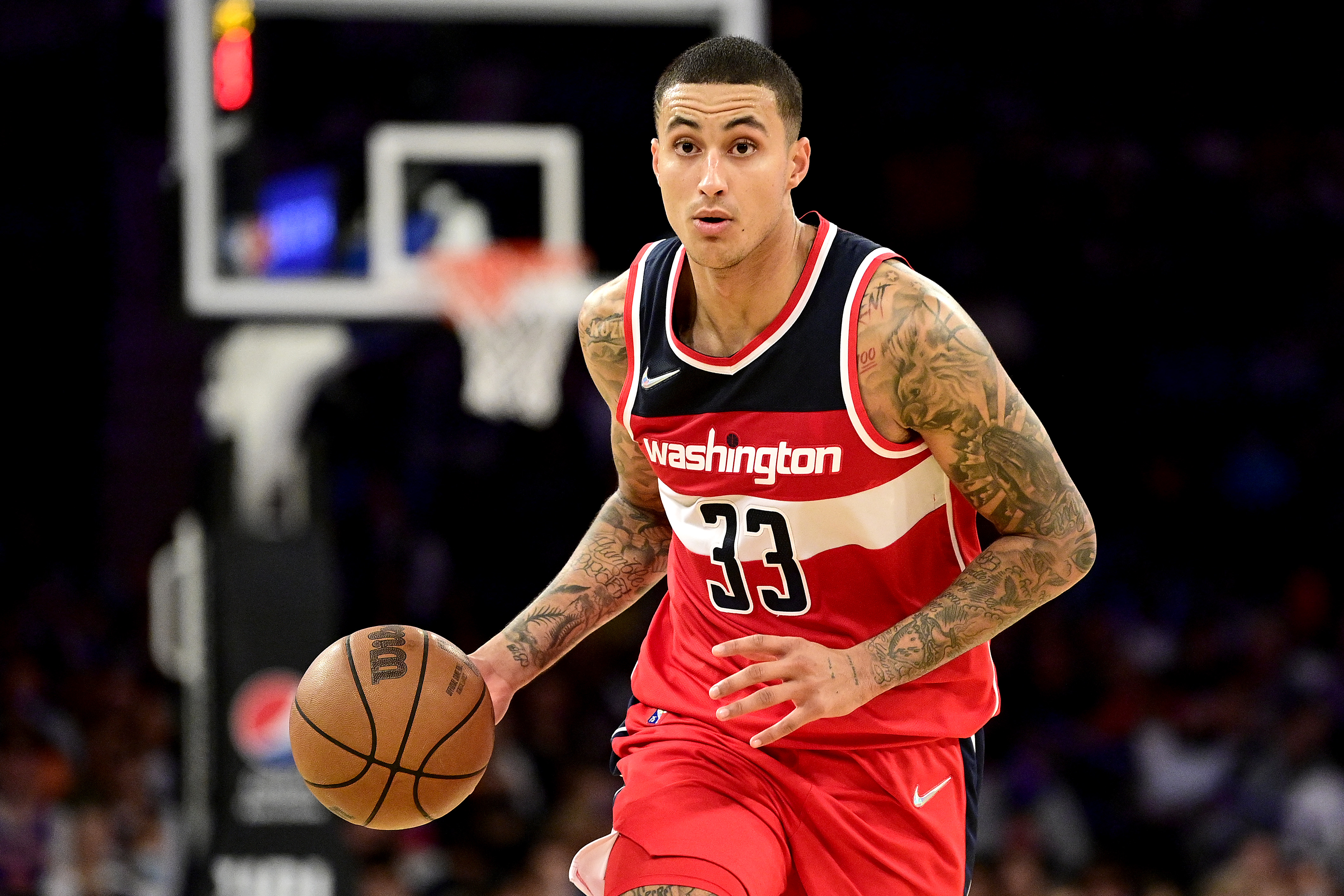 La NBA multa a Kuzma de los Wizards por gesto obsceno a espectador