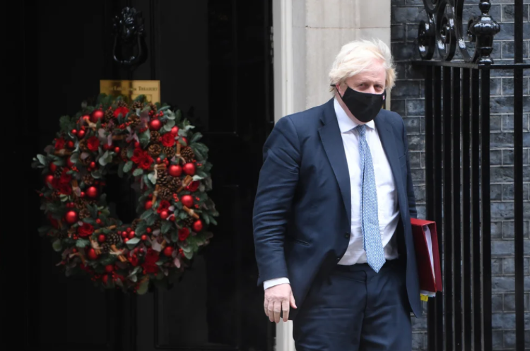 Boris Johnson descarta nuevas restricciones contra ómicron antes de Navidad
