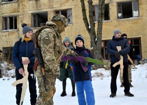 Niños ucranianos entrenan para usar rifles contra soldados rusos en medio de temores de invasión (Fotos)
