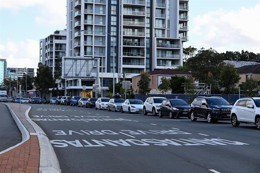 Australia se reafirma en la reapertura económica pese a los casos récord de Covid-19