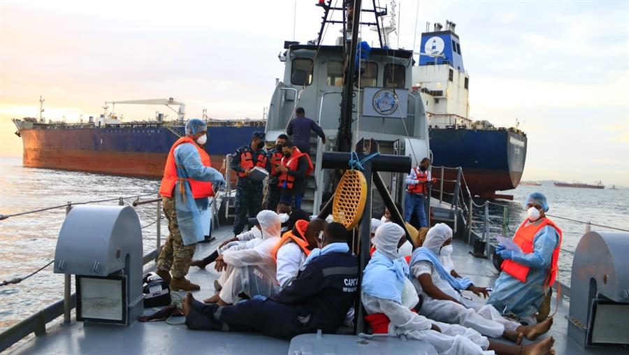 Al menos un desaparecido y doce personas rescatadas deja un naufragio en Panamá