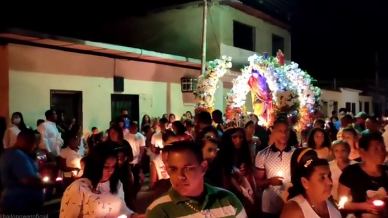 Aglomerados y sin tapabocas, así conmemoraron a San Sebastián en Ocumare de la Costa (VIDEO)