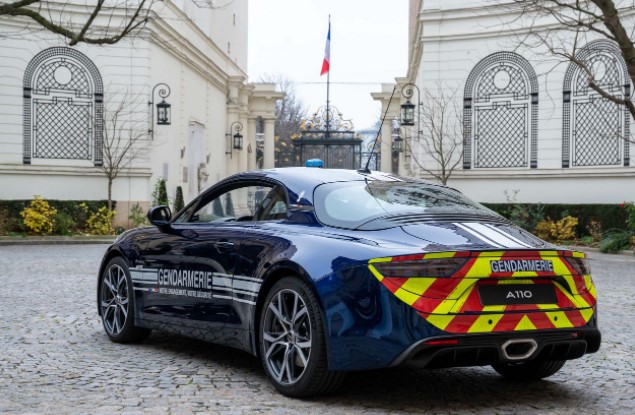 Hombre se presenta en gendarmería de Francia con una cabeza y un pene en una bolsa