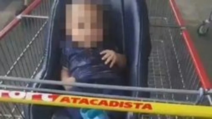 Olvidaron a su bebé en el supermercado: Hicieron las compras, se fueron a casa y lo dejaron en el carrito