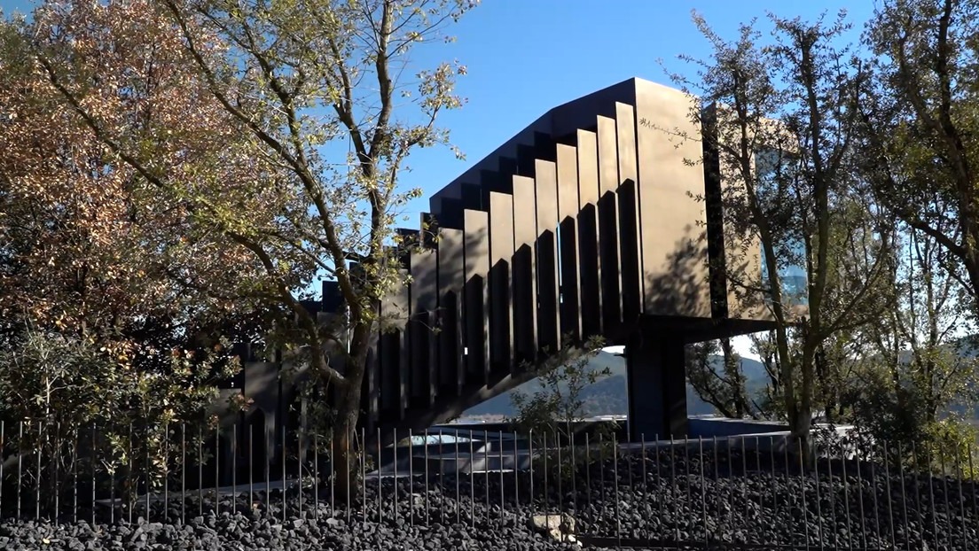 Construyó una casa que emerge de la tierra en seis minutos y desaparece sin dejar rastro (VIDEO)