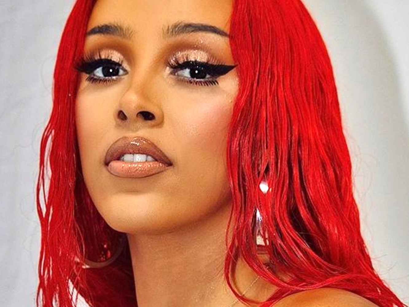 ¡No le gusta llevar sostén! A la rapera super buenota Doja Cat se le escapó una lola (CAPTURAS)