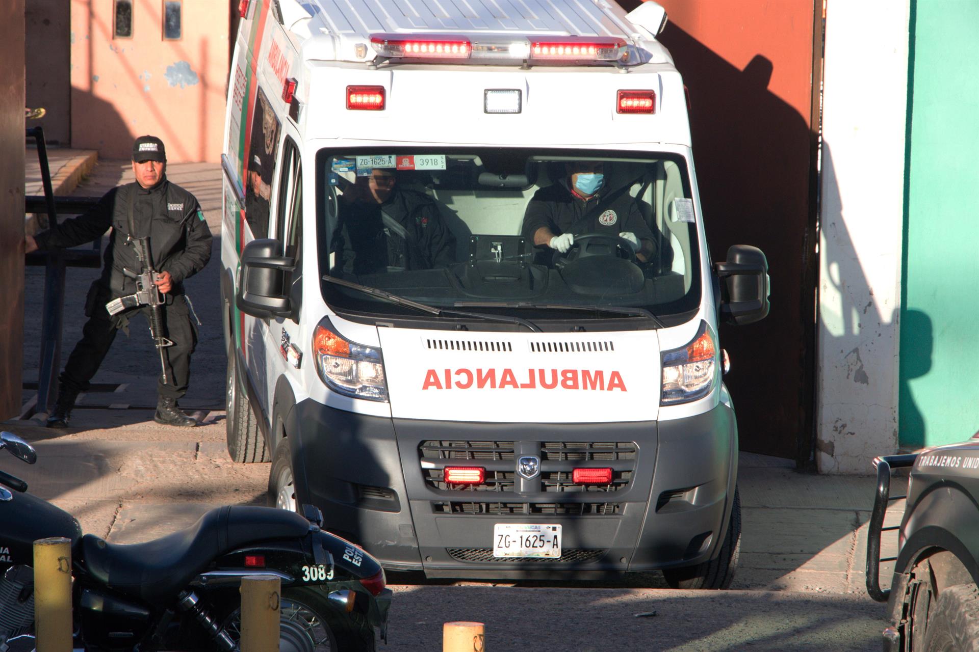 Abandonaron camioneta con 10 cuerpos en una plaza mexicana