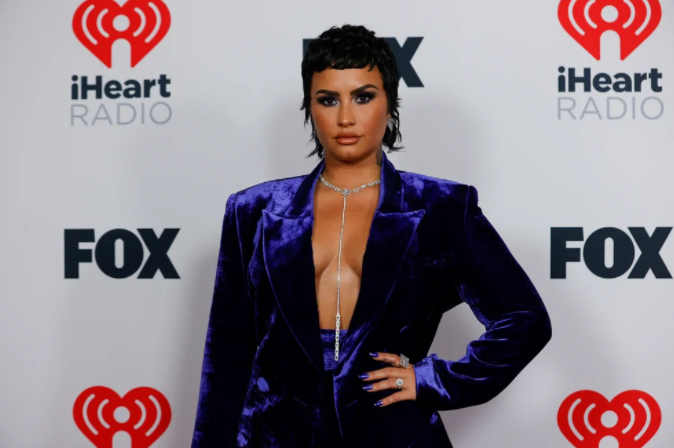 Demi Lovato luce un impactante tatuaje arácnido en su cabeza semi rapada