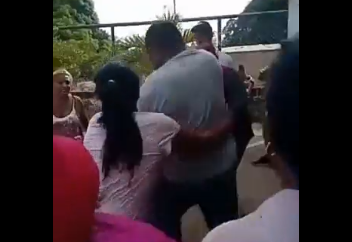 En VIDEO: Ni Firulais se salvó en la última tángana desatada en consejo comunal de Zulia