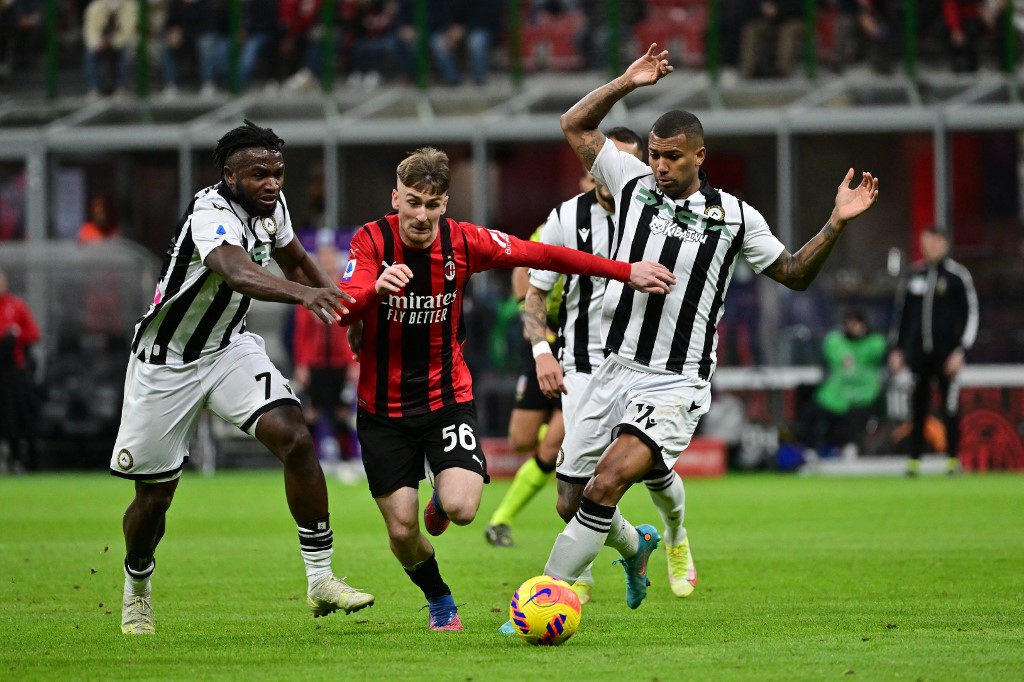 Un polémico gol de Udinese comprometió el liderato del AC Milan