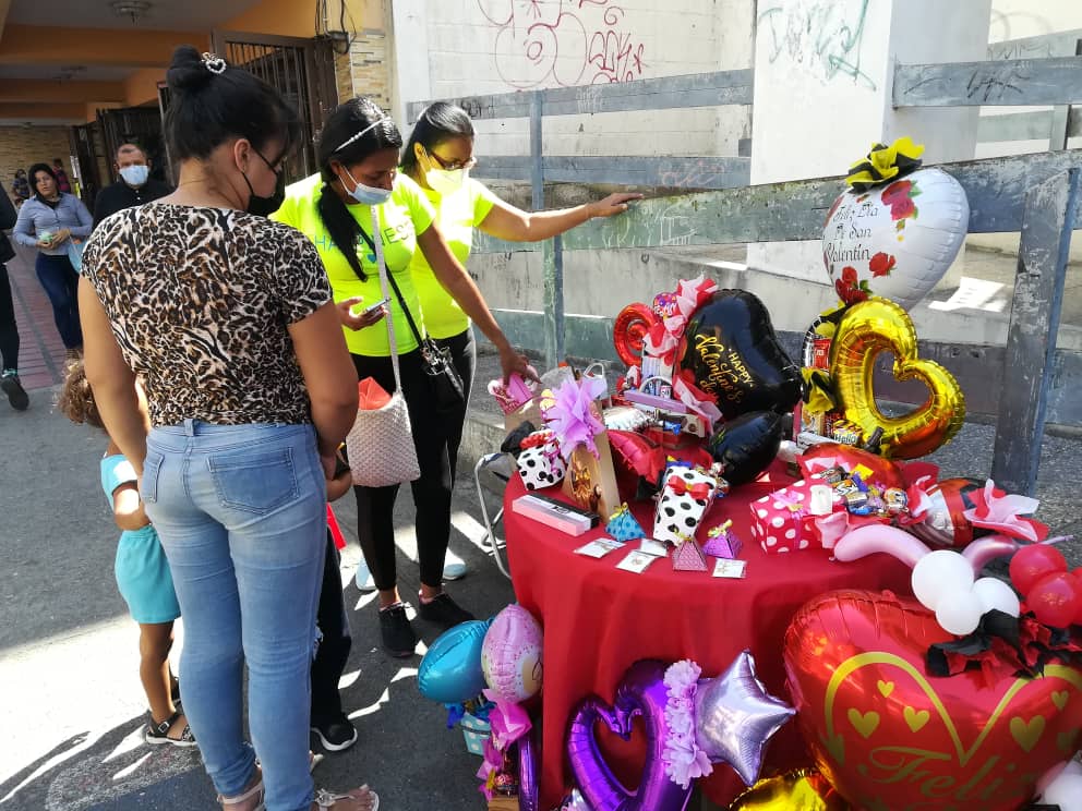 Emprendedores le sacaron “la pata del barro” a las parejas en Guárico para San Valentín