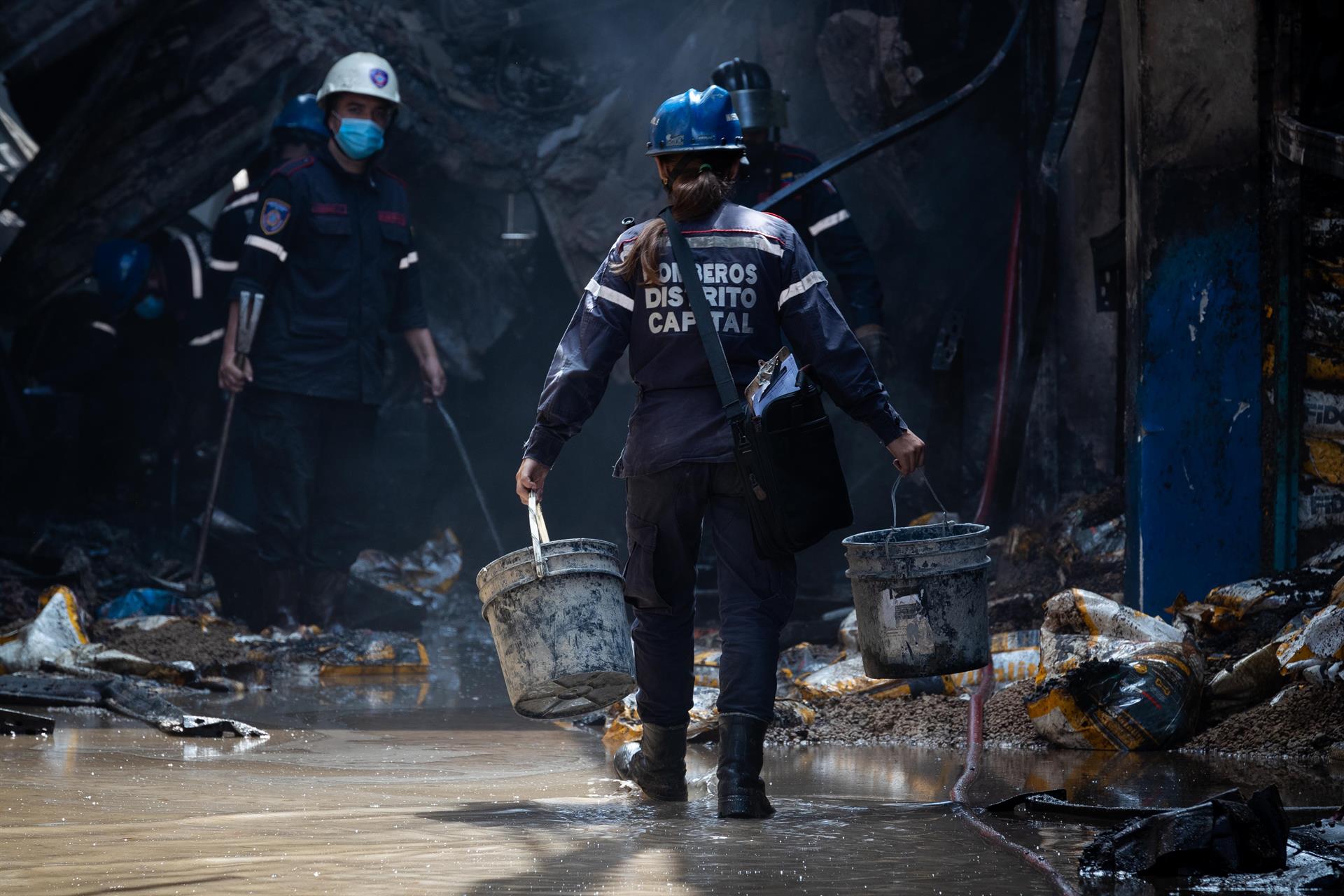 Bomberos venezolanos, inventiva y audacia para salvar al oficio de la crisis