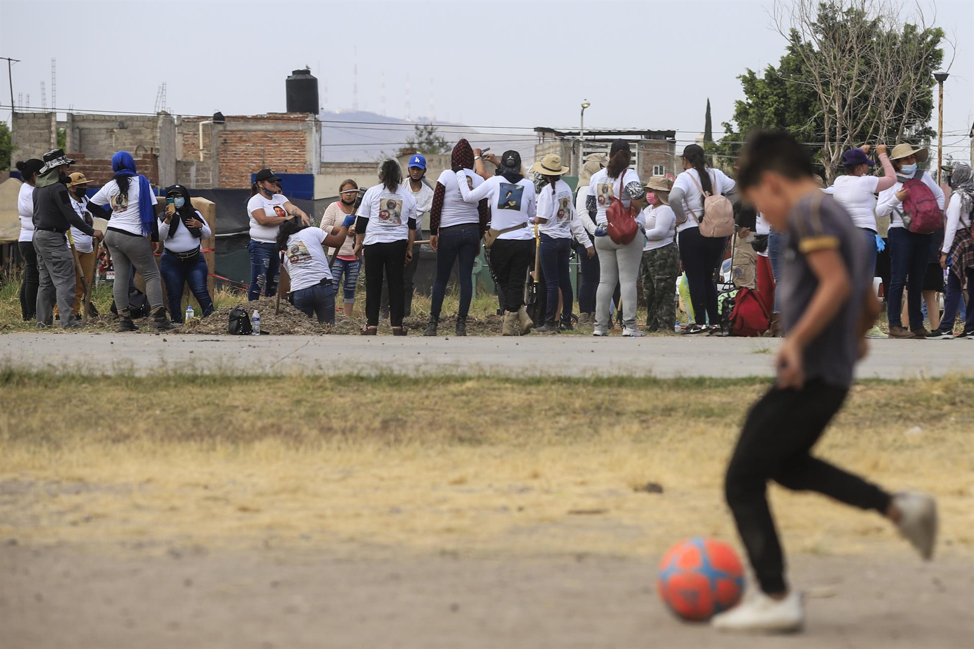 Familiares de desaparecidos en México hallan restos humanos en un parque infantil