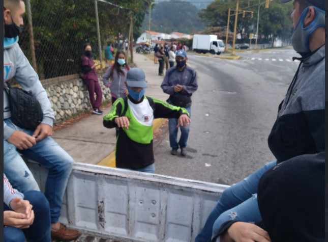 Ausencia de transporte público tiene merideños “agarrando colas” y arriesgando sus vidas (FOTOS)