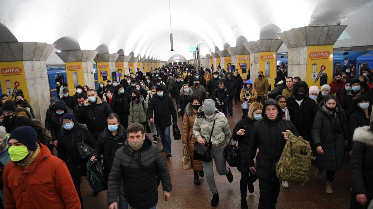 EN VIDEO: Personas enloquecen tras escucharse disparos en una estación de tren en Kiev