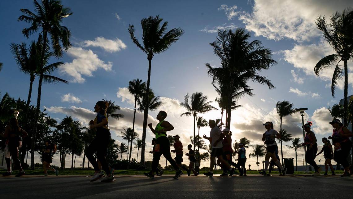 Los kenianos reinan en el Maratón de Miami con récords en la carrera de mujeres