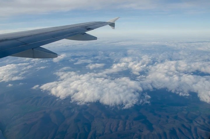 Se subió a un avión, sintió que algo malo pasaría y entró en pánico: una ayuda del piloto cambió todo