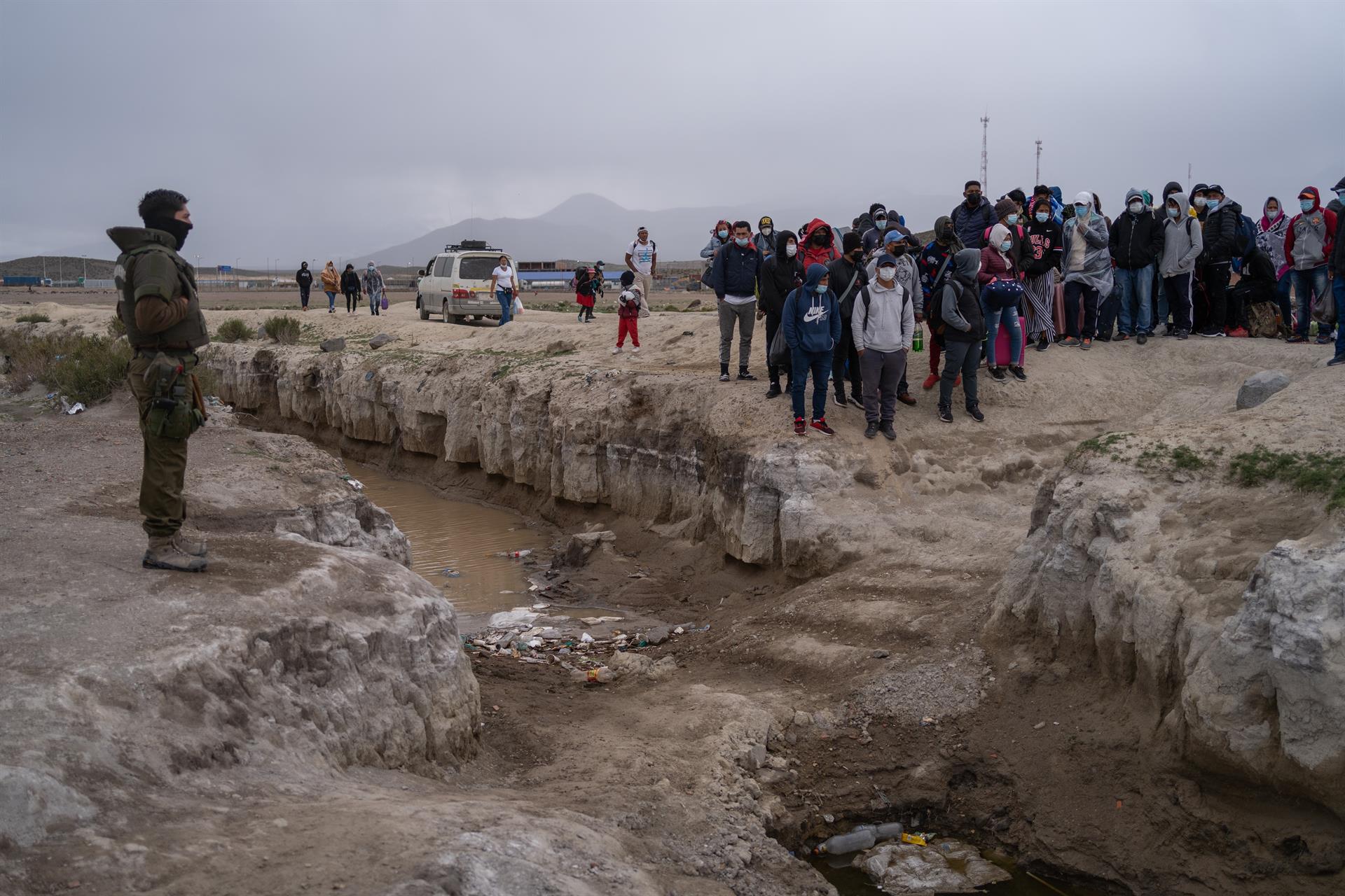 Un campamento desbordado y precario espera a los migrantes venezolanos que llegan a Chile