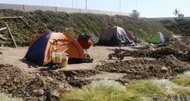 Carabineros desalojaron familias venezolanas instaladas en carpas en la frontera chilena