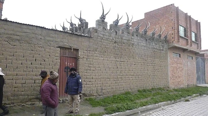 VIRAL: Es devoto del Diablo y decoró su casa con 12 esculturas de Satanás