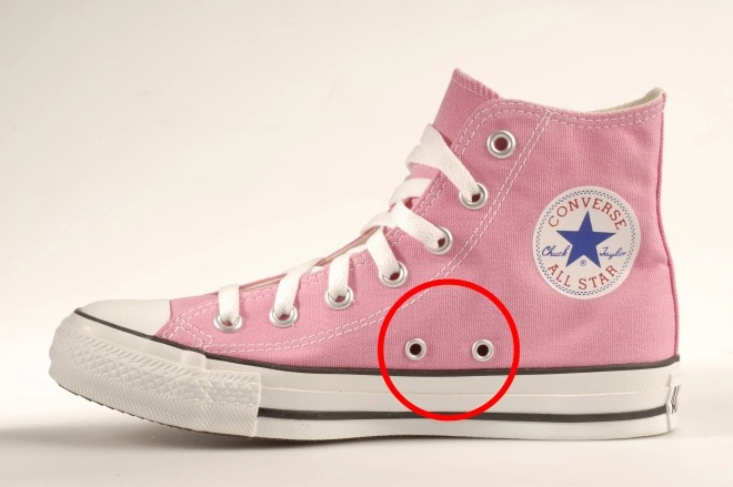 ¿Para qué sirven los diminutos agujeros en los Converse? Descubierta la incógnita