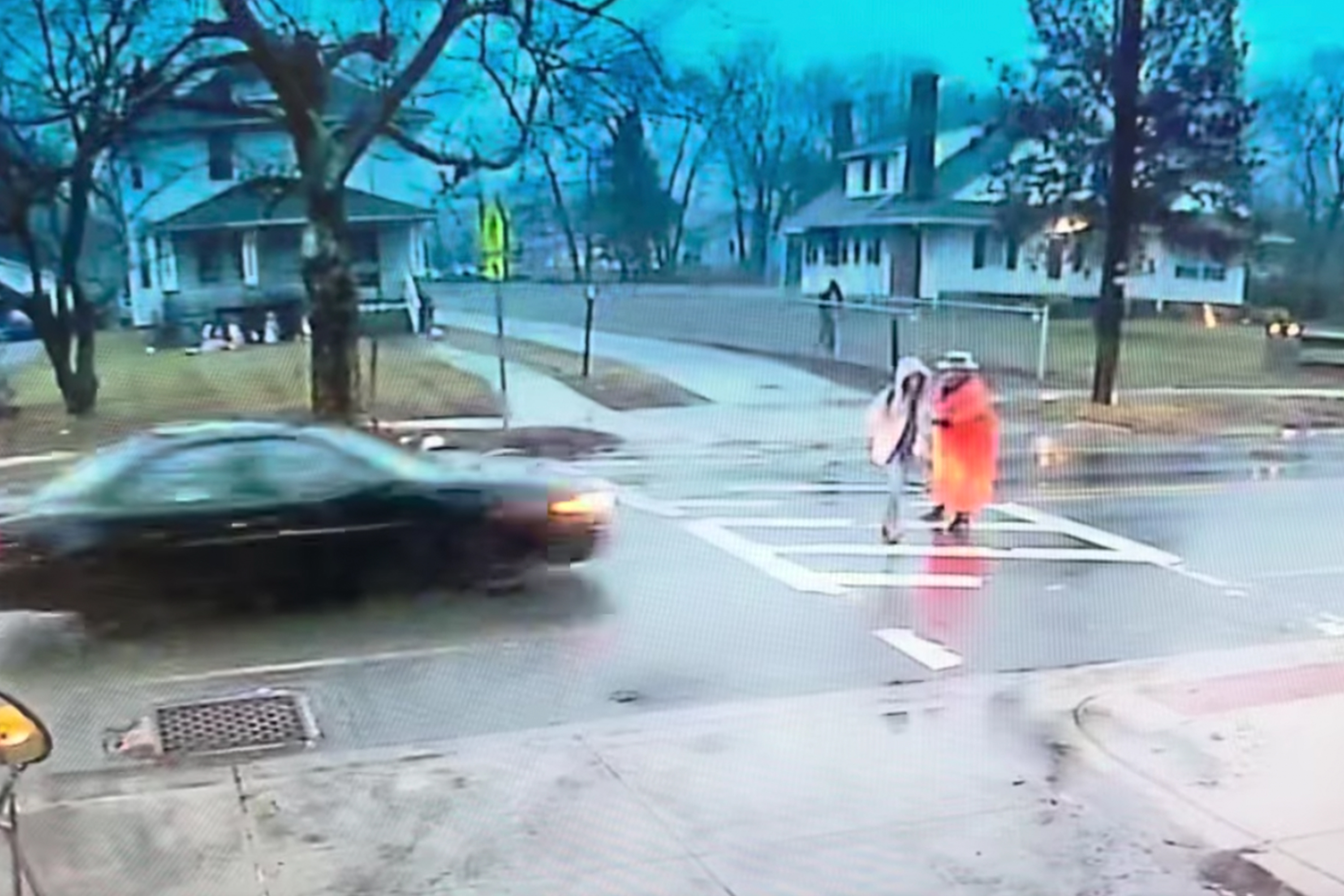 Captan el heróico momento cuando guardia de cruce salva a un niño de un carro a toda velocidad en Florida