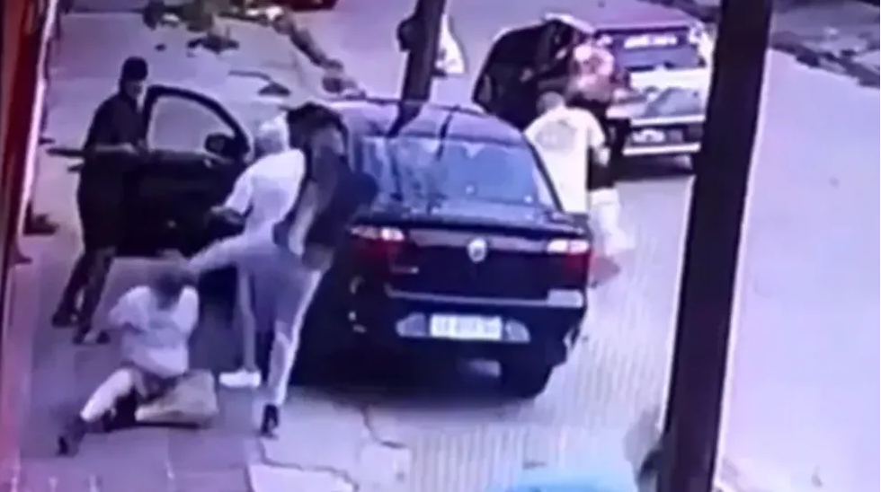 Indignación en Argentina: Le fracturaron la mandíbula a jubilado que estaba con su madre para robarle el auto (Video)