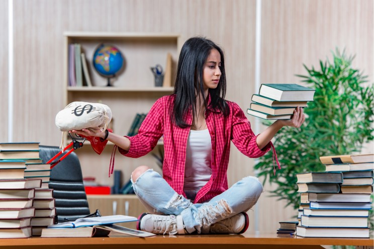 Florida podría requerir que los estudiantes tomen un curso de educación financiera para poder graduarse