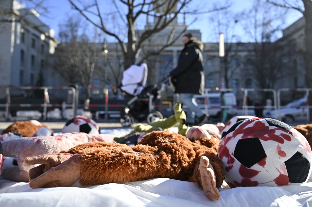 Juguetes ensangrentados denuncian en Berlín las muertes de niños en Ucrania