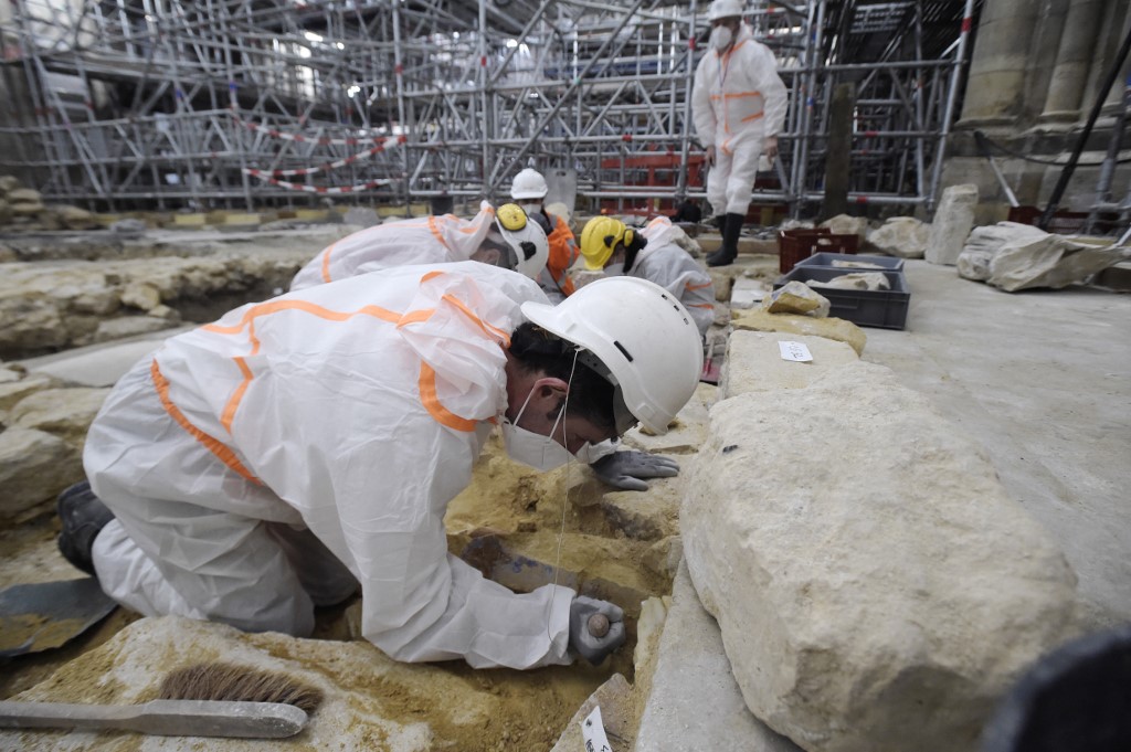 Un sarcófago de plomo y unas manos de piedra en las entrañas de la catedral Notre-Dame (Fotos)