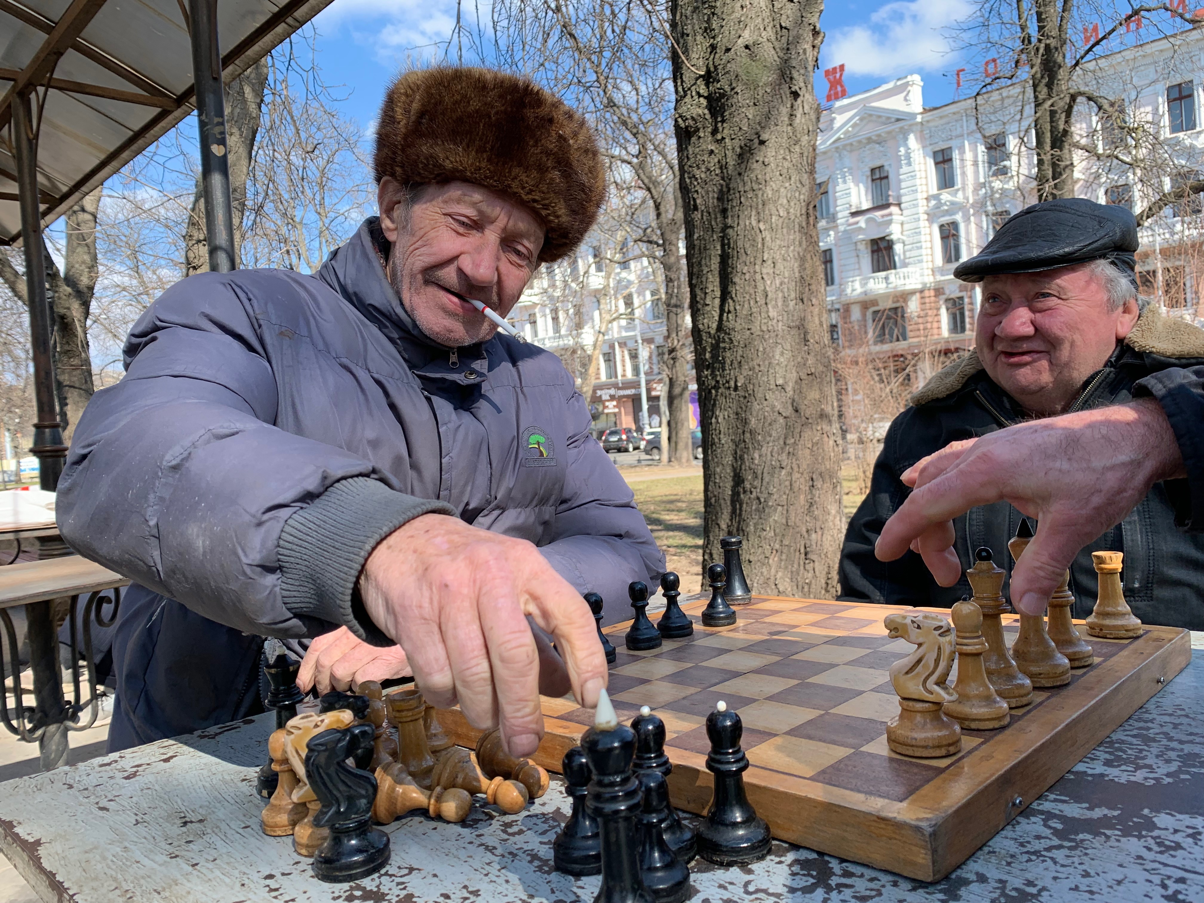 Ante la presión rusa contra Odesa, los abuelos ucranianos deciden quedarse