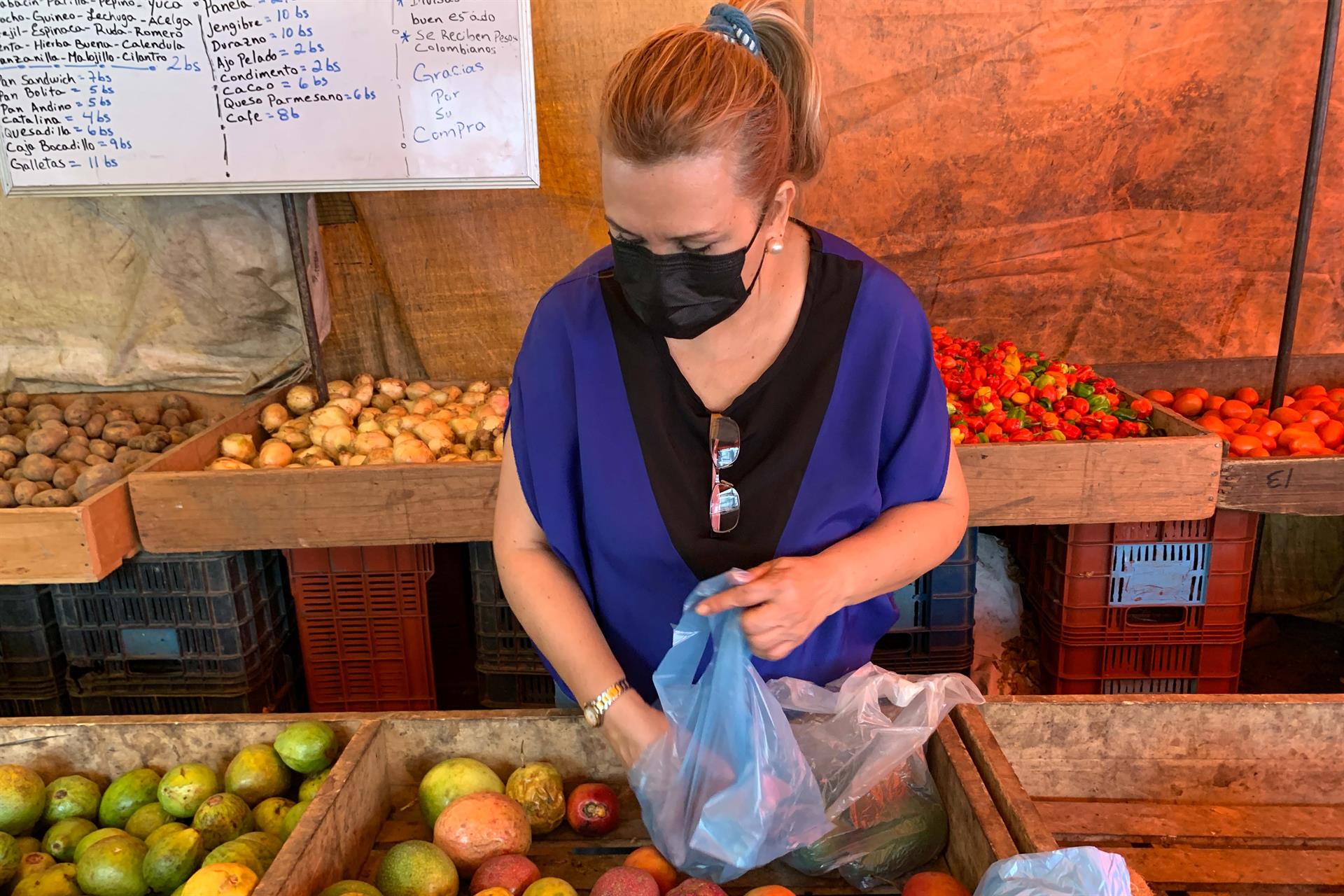 Pensionados venezolanos solo podrían cubrir 25% de los gastos en alimentación tras falso aumento de Maduro