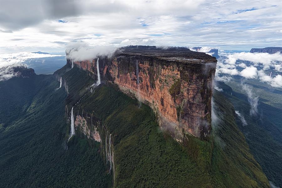 ¿Lavándose las manos? Chavismo descartó daño ambiental tras controversial fiesta en el Tepuy Kusari