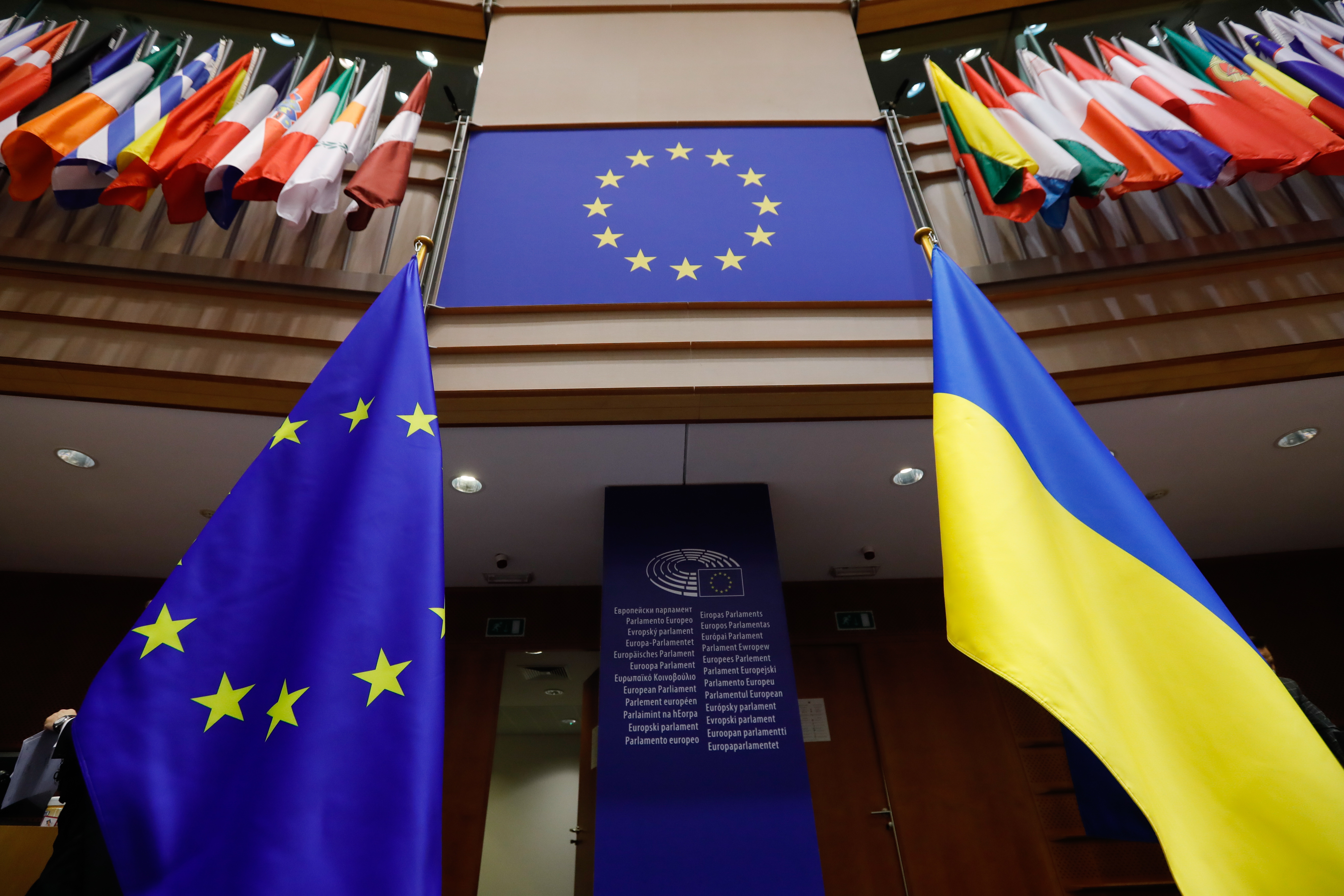 La Unión Europea aprueba sancionar a más oligarcas rusos y a tres bancos bielorrusos