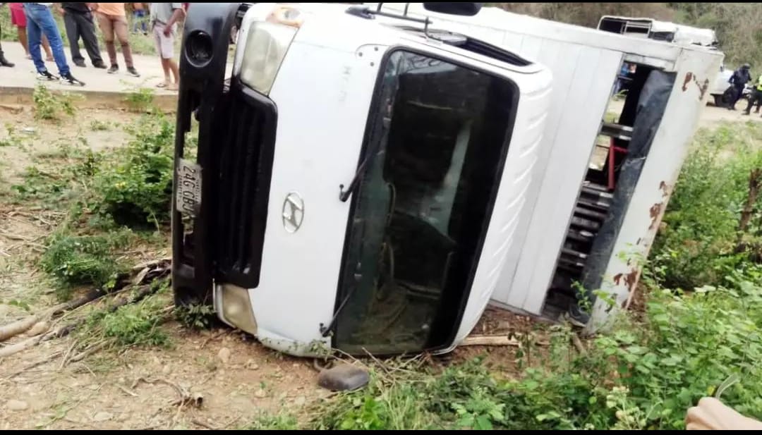 Un muerto y al menos seis heridos tras el vuelco de un autobús en Anzoátegui (Fotos)