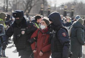 Más de 12 mil personas han sido detenidas en Rusia por manifestar contra la invasión a Ucrania, según Bachelet
