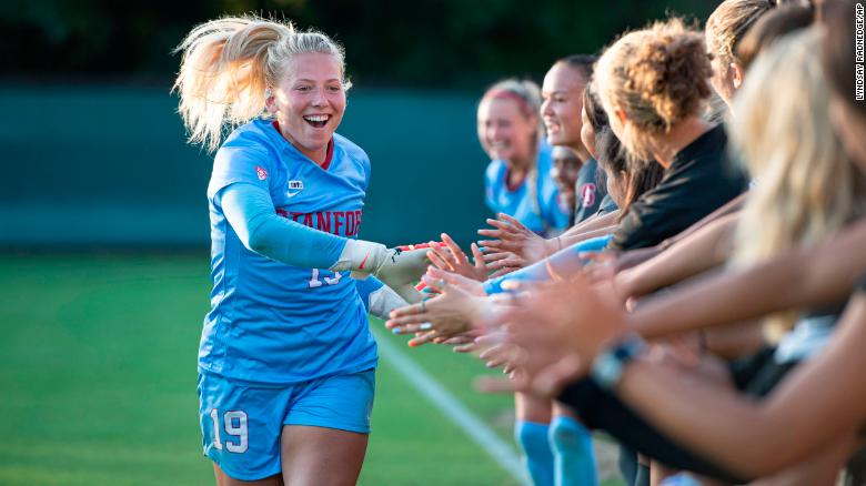 Joven futbolista de la Universidad de Stanford fue hallada muerta en su residencia en el campus