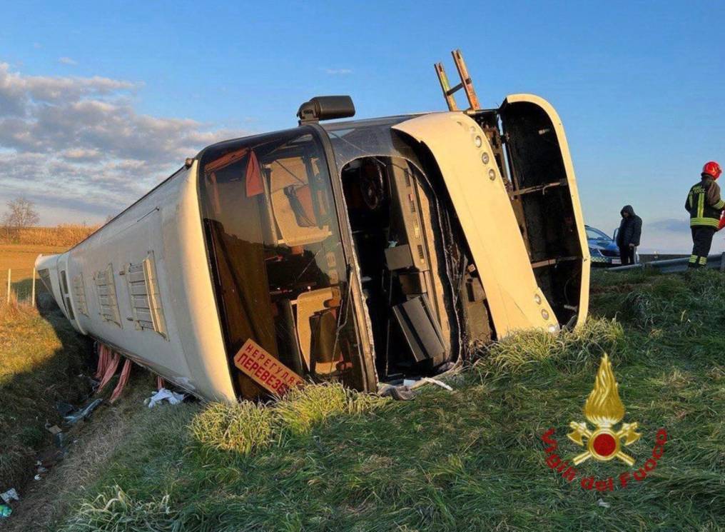 Al menos un muerto y cinco heridos en accidente de un bus con ucranianos que huían de la guerra a Italia