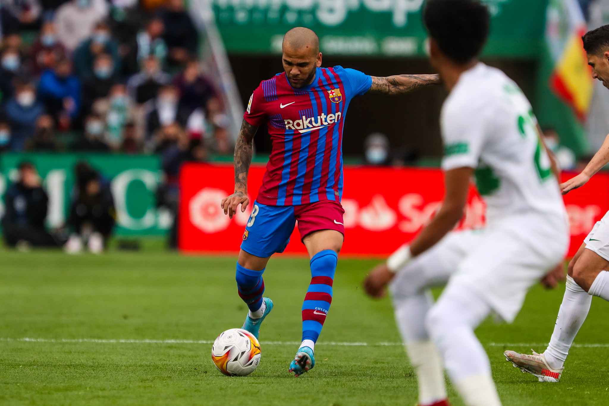 Barcelona remontó en casa del Elche y se afianza en puestos de Champions