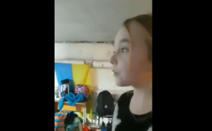 El conmovedor VIDEO de una niña ucraniana cantando una clásica canción de Disney en un refugio subterráneo en Kiev