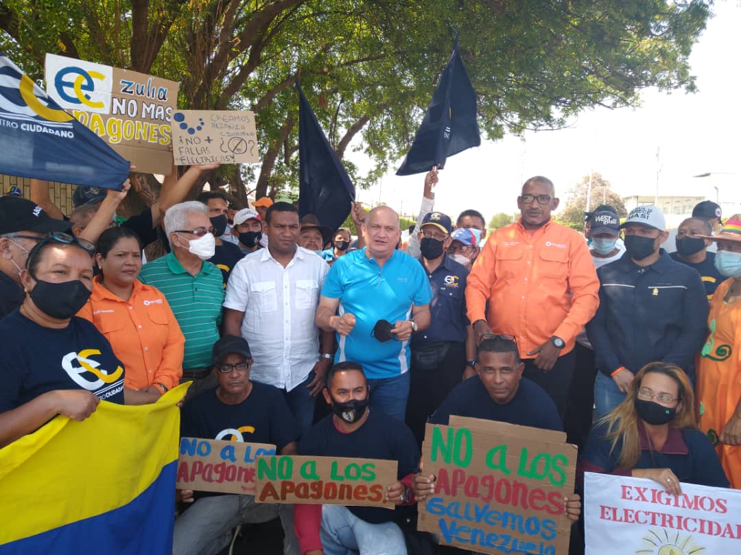 Zulianos resteados en la calle siguen protestando por las graves fallas eléctricas (FOTOS)