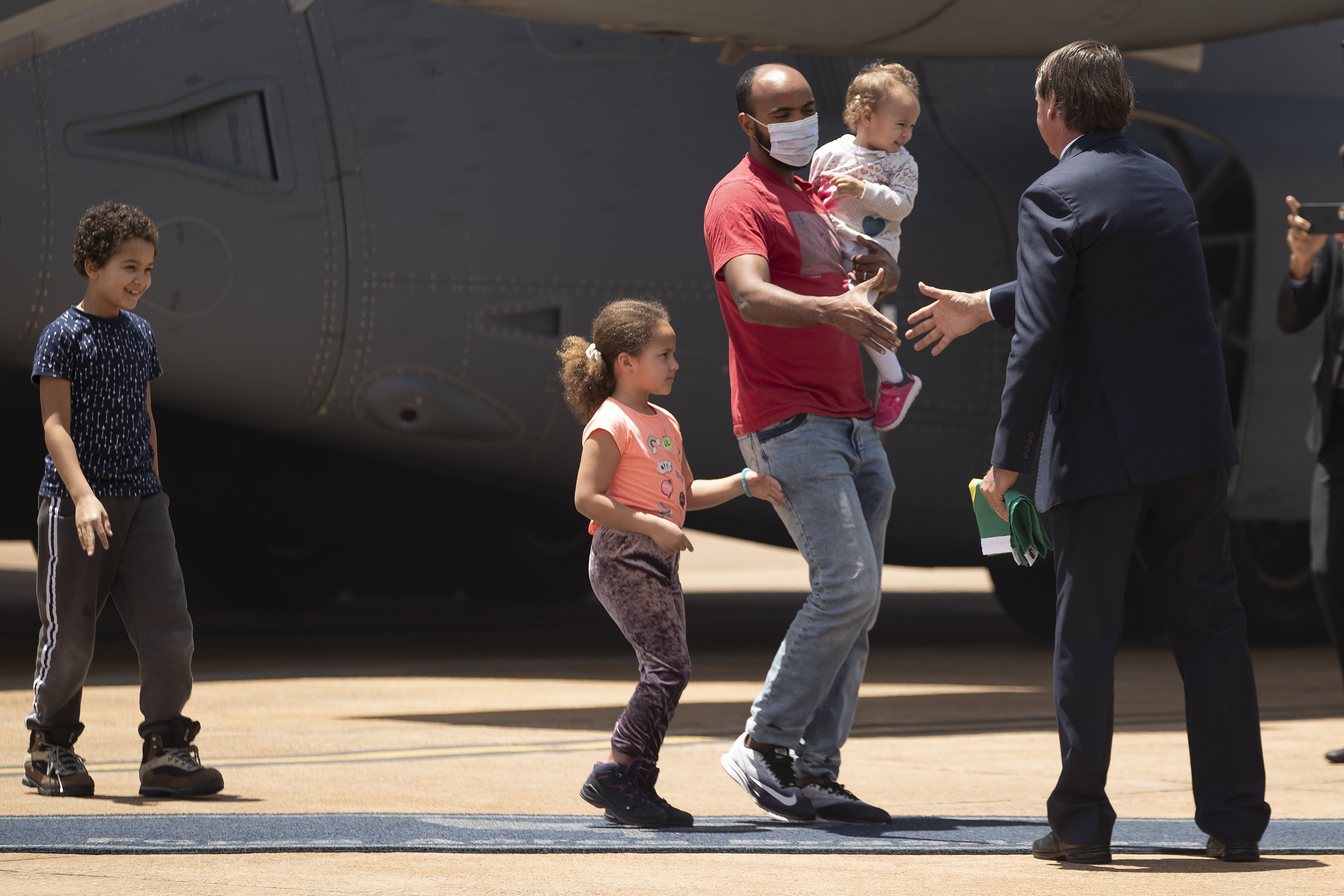 Bolsonaro recibió a brasileños, argentinos y colombianos evacuados de Ucrania