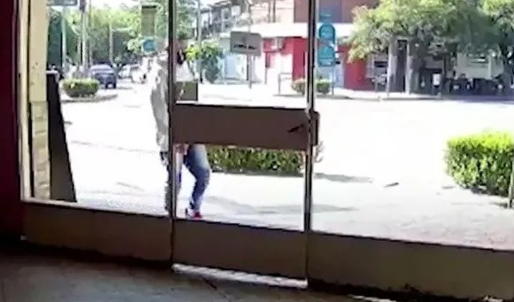 “¡Sacate la ropa y mírame!”: Robó una panadería, golpeó a la empleada, la encerró en el baño y abusó de ella