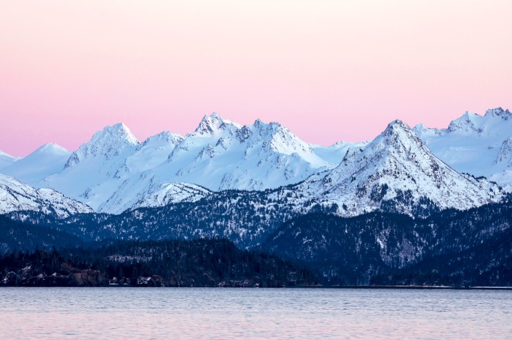 Se salvó de milagro en Alaska tras aferrarse por media hora a un enorme bloque de hielo desprendido