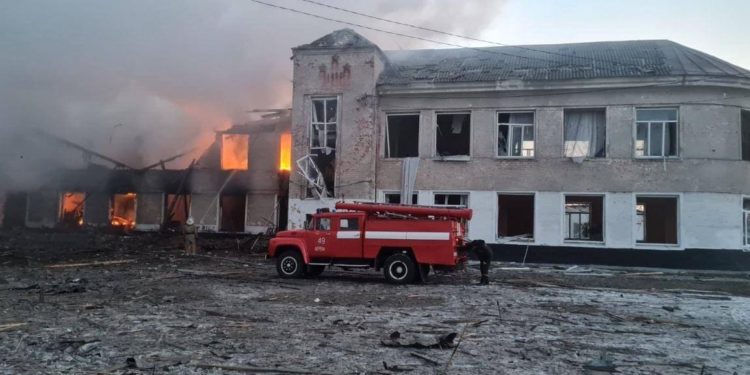 Al menos 21 muertos y varios heridos tras bombardeo ruso en Merefa, al este de Ucrania