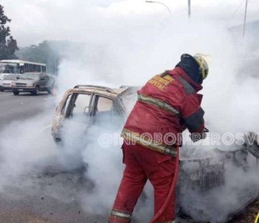 Vehículo quedó calcinado en la autopista Francisco Fajardo a la altura de Plaza Venezuela #16Mar (FOTO)