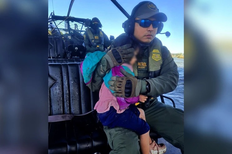 Patrulla fronteriza encuentra a niña de cuatro años abandonada por contrabandistas en río de Texas