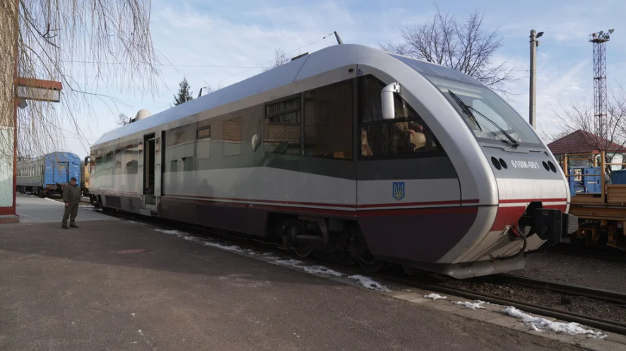 El hombre que mantiene funcionando el sistema ferroviario de Ucrania desde un tren secreto