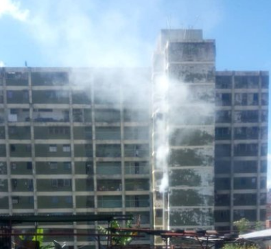 Reportan incendio en el Bloque 4 del sector Ruperto Lugo en Catia este #18Mar (FOTOS)