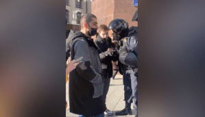 Policía de las redes sociales: Jóvenes rusos son detenidos en las calles para revisar sus celulares (VIDEO)